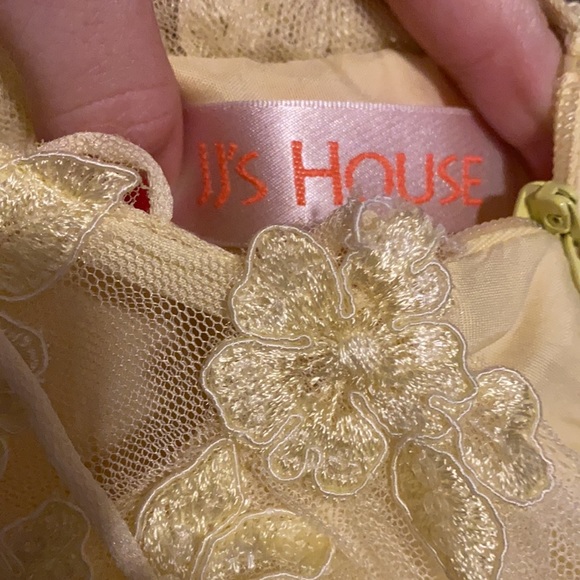 Yellow homecoming dress. Worn once. Has padding and is super pretty! - Picture 3 of 4